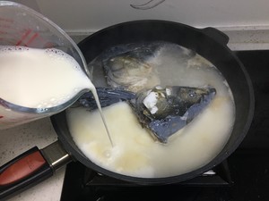 乐活教主的美食之——鱼头豆腐汤的做法 步骤3