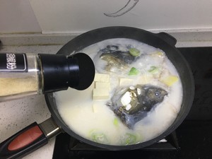 乐活教主的美食之——鱼头豆腐汤的做法 步骤4